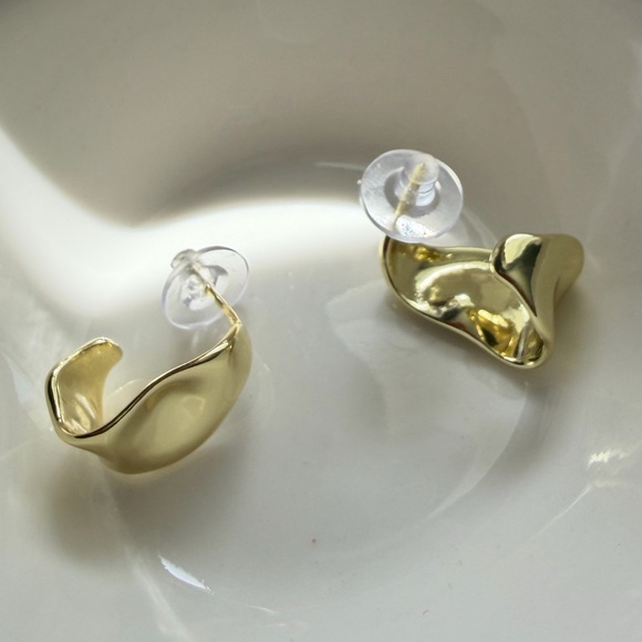 New! Gold Wave Dangle Earrings (2946) - Picture 3 of 3